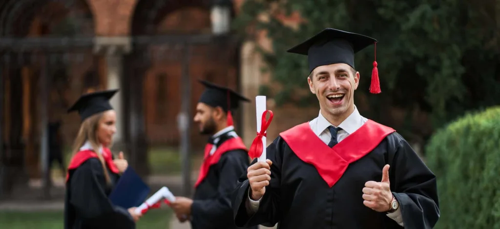 Servicii profesionale de redactare lucrări de diplomă pentru studenți Student care lucrează la proiectul de diplomă cu materiale de cercetare